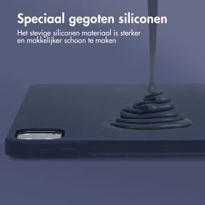 Accezz Liquid Silicone Backcover met penhouder iPad Pro 12.9 (2022) / Pro 12.9 (2021) / Pro 12.9 (2020) - Donkerblauw