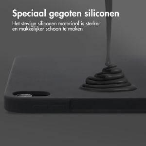Accezz Liquid Silicone Backcover met penhouder iPad Air 5 (2022) / Air 4 (2020) - Zwart