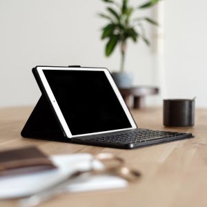 Accezz QWERTZ Bluetooth Keyboard Bookcase iPad 9 (2021) 10.2 inch / iPad 8 (2020) 10.2 inch / iPad 7 (2019) 10.2 inch 